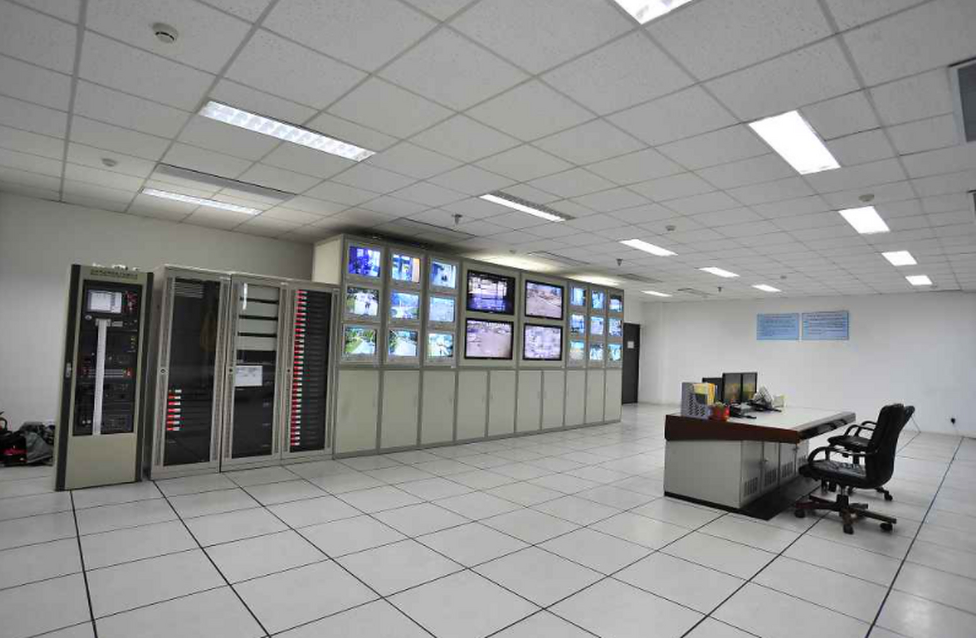 安防監(jiān)控機(jī)房工程施工包括以下步驟: